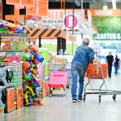 Kunde im Hornbach-Laden