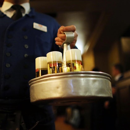 Köbes mit Kölsch