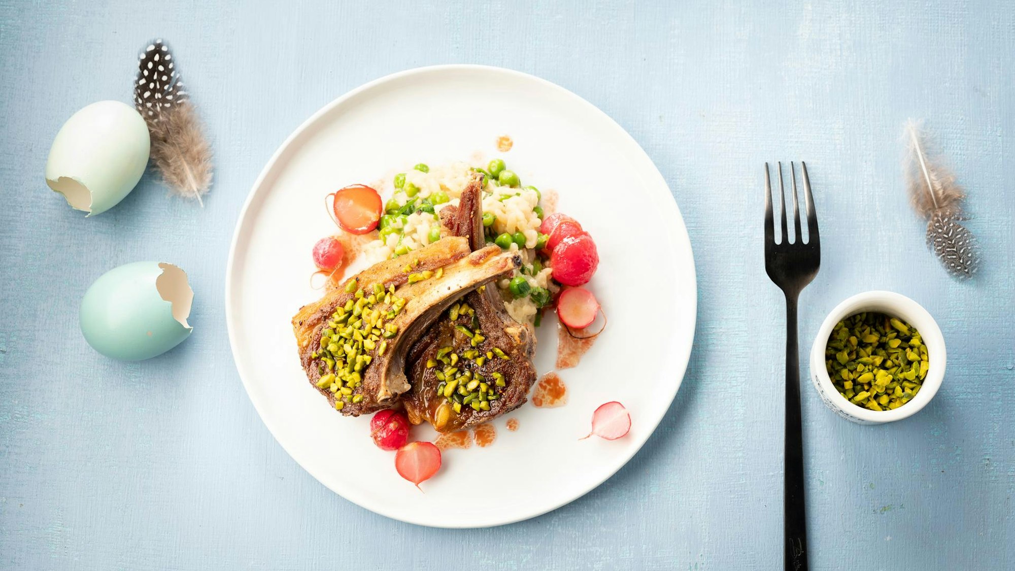 Lammkoteletts angerichtet auf einem Teller