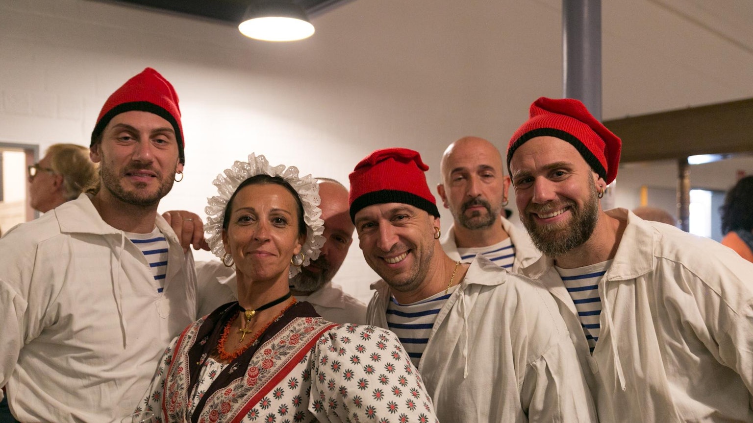 Die Folkloregruppe Le Grihet aus Plan-de-Cuques trägt traditionelle Kleidung: Rote Kopfbedeckungen und weiße Hemden.