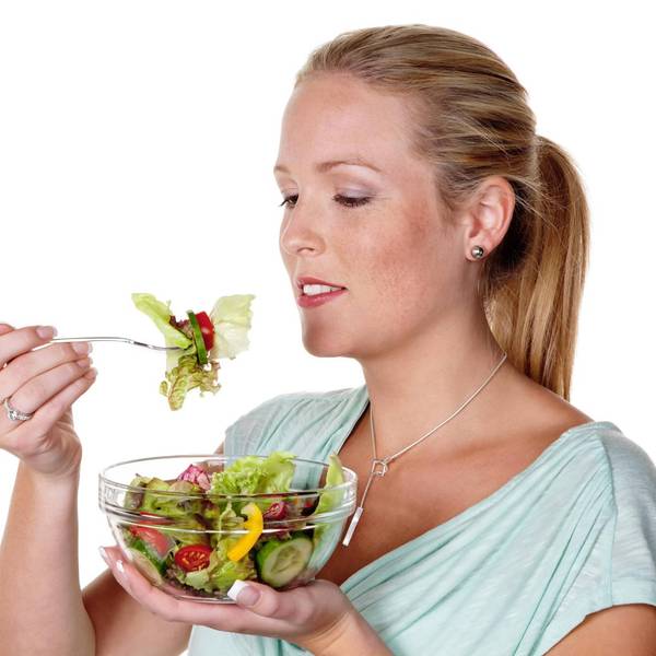 Frau_ißt_Salat_aus_einer_Schüssel