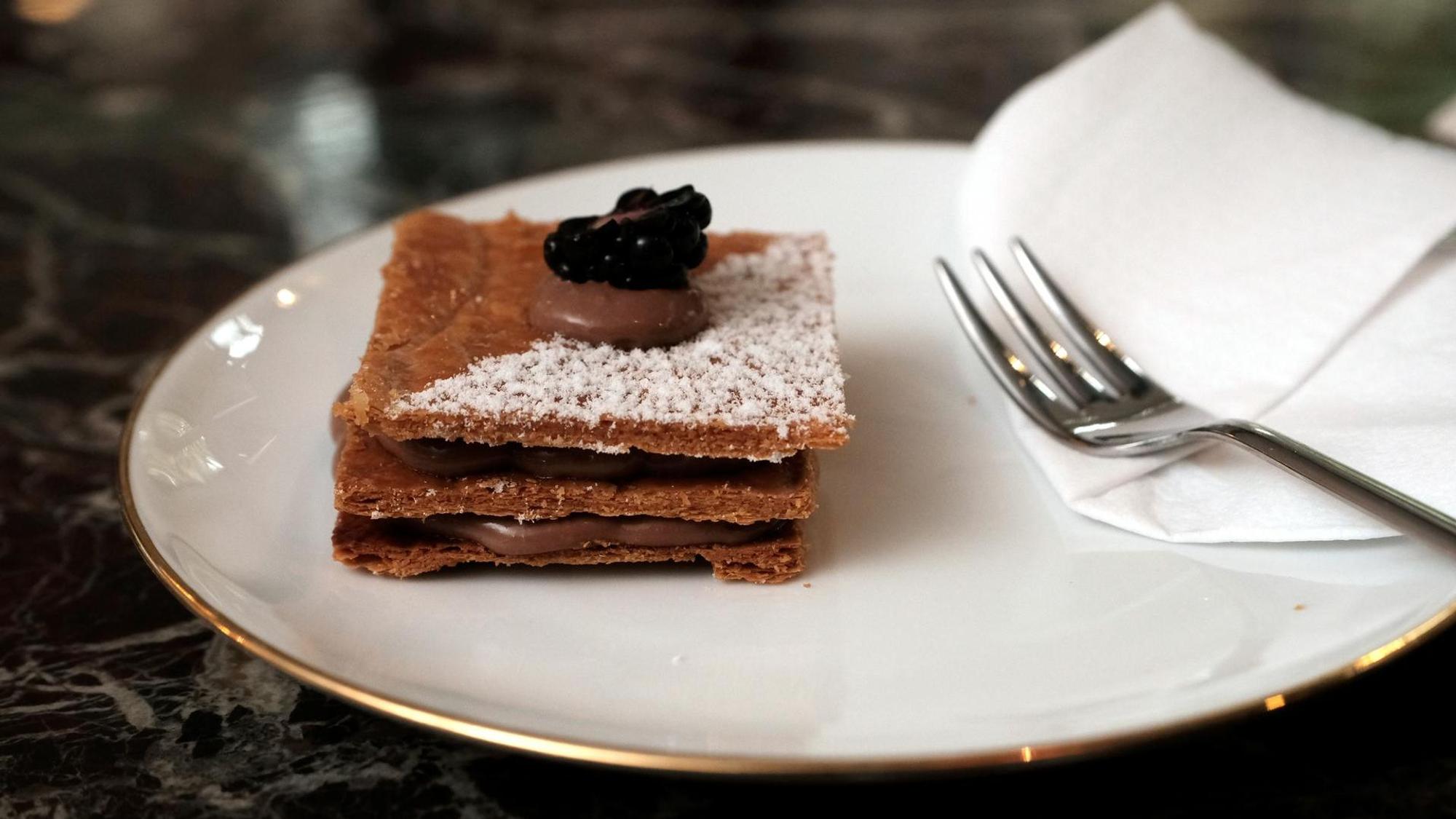 Kleines Kuchen-Kunstwerk auf dem Teller in der Villa Kalka.