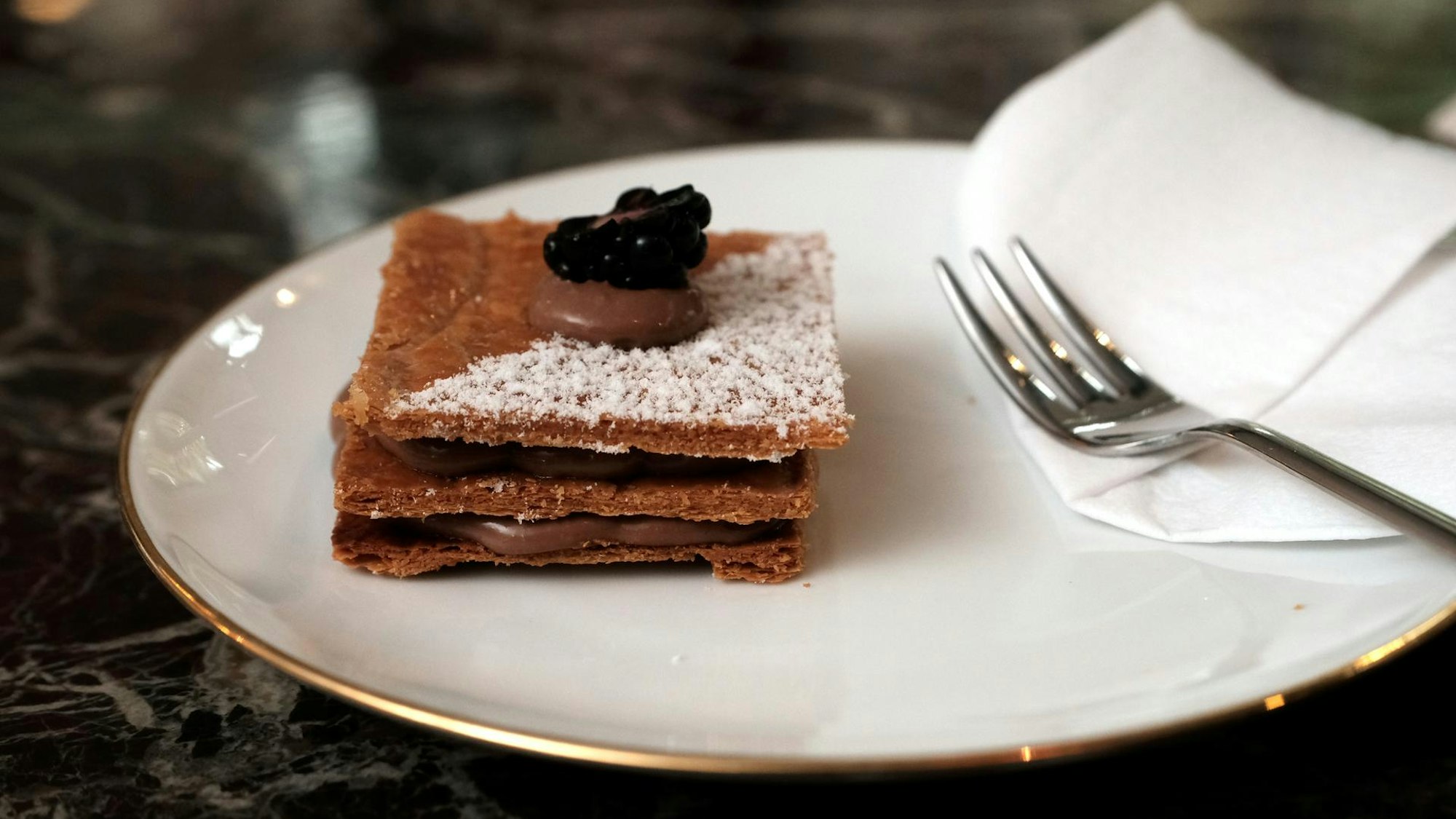 Kleines Kuchen-Kunstwerk auf dem Teller in der Villa Kalka.