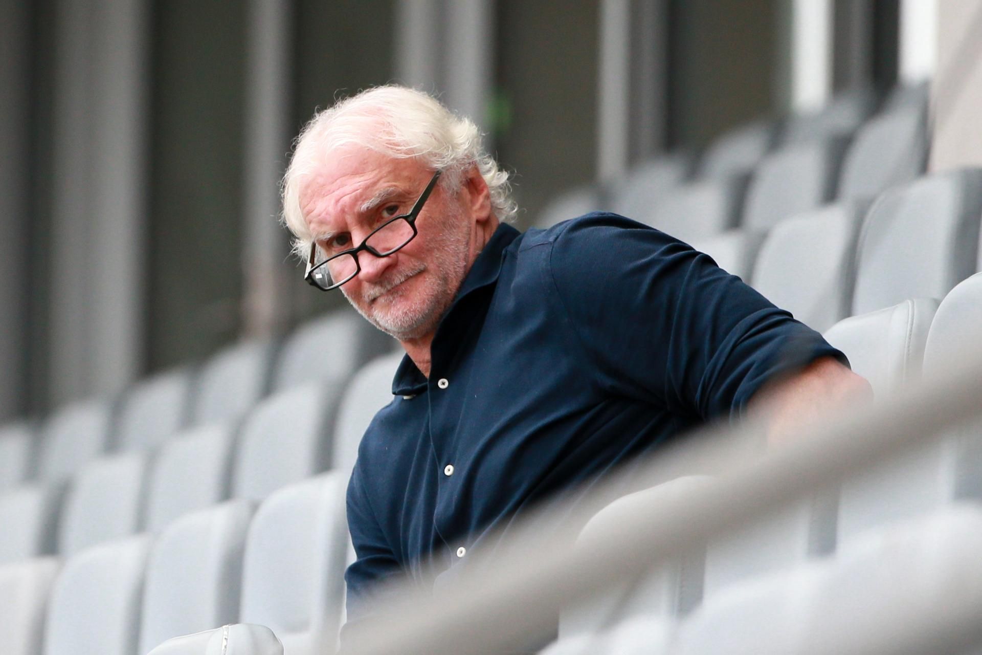 Rudi Völler auf leeren Rängen