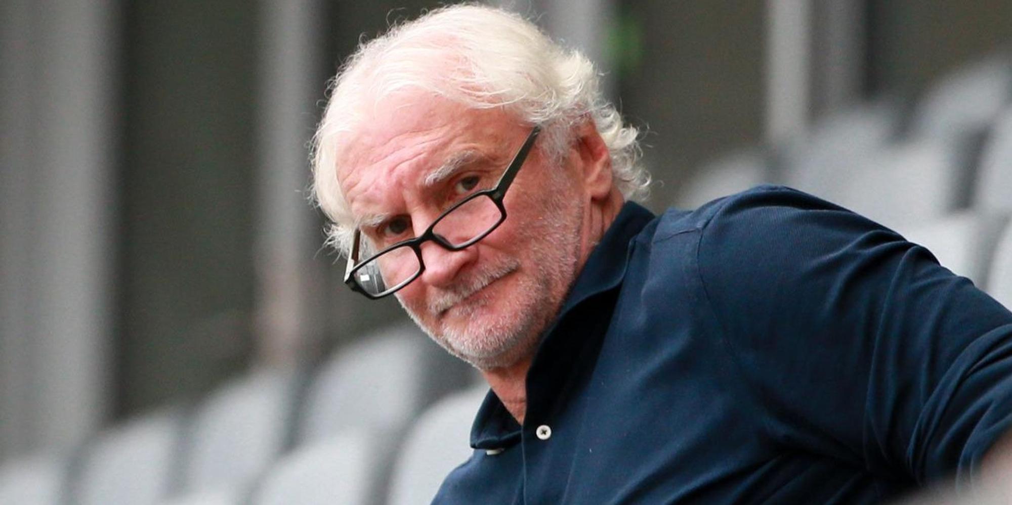 Rudi Völler auf leeren Rängen