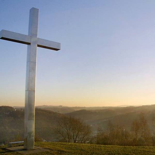 Gipfelkreuz aus Stein im Nebel