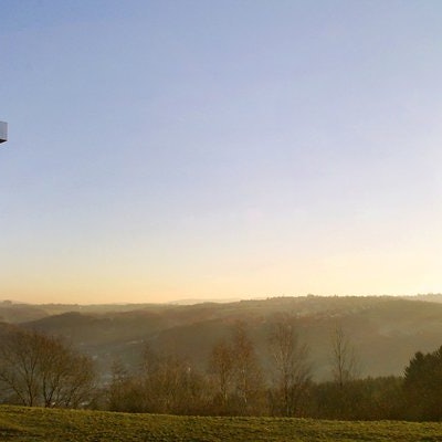 Gipfelkreuz aus Stein im Nebel