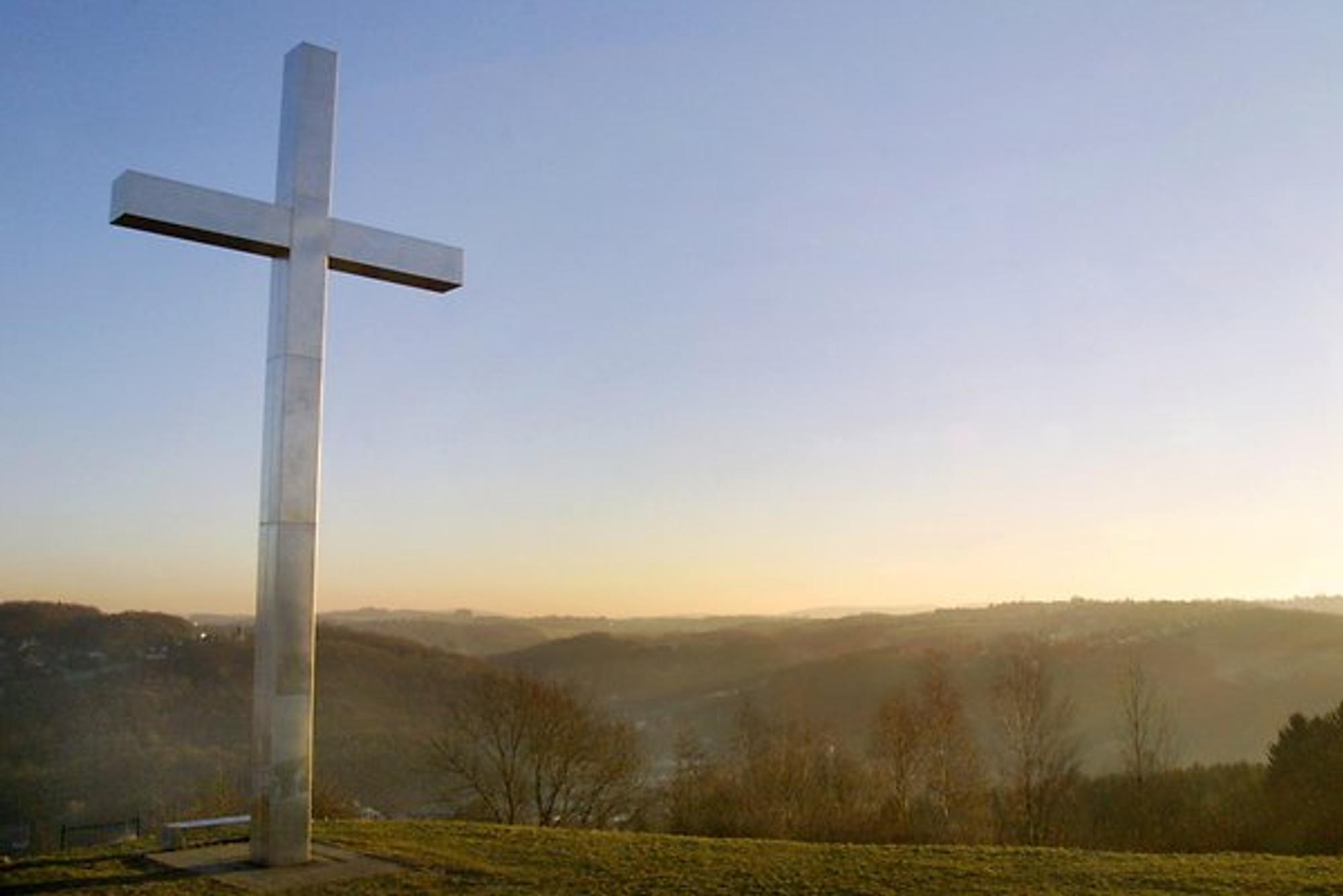 Gipfelkreuz aus Stein im Nebel