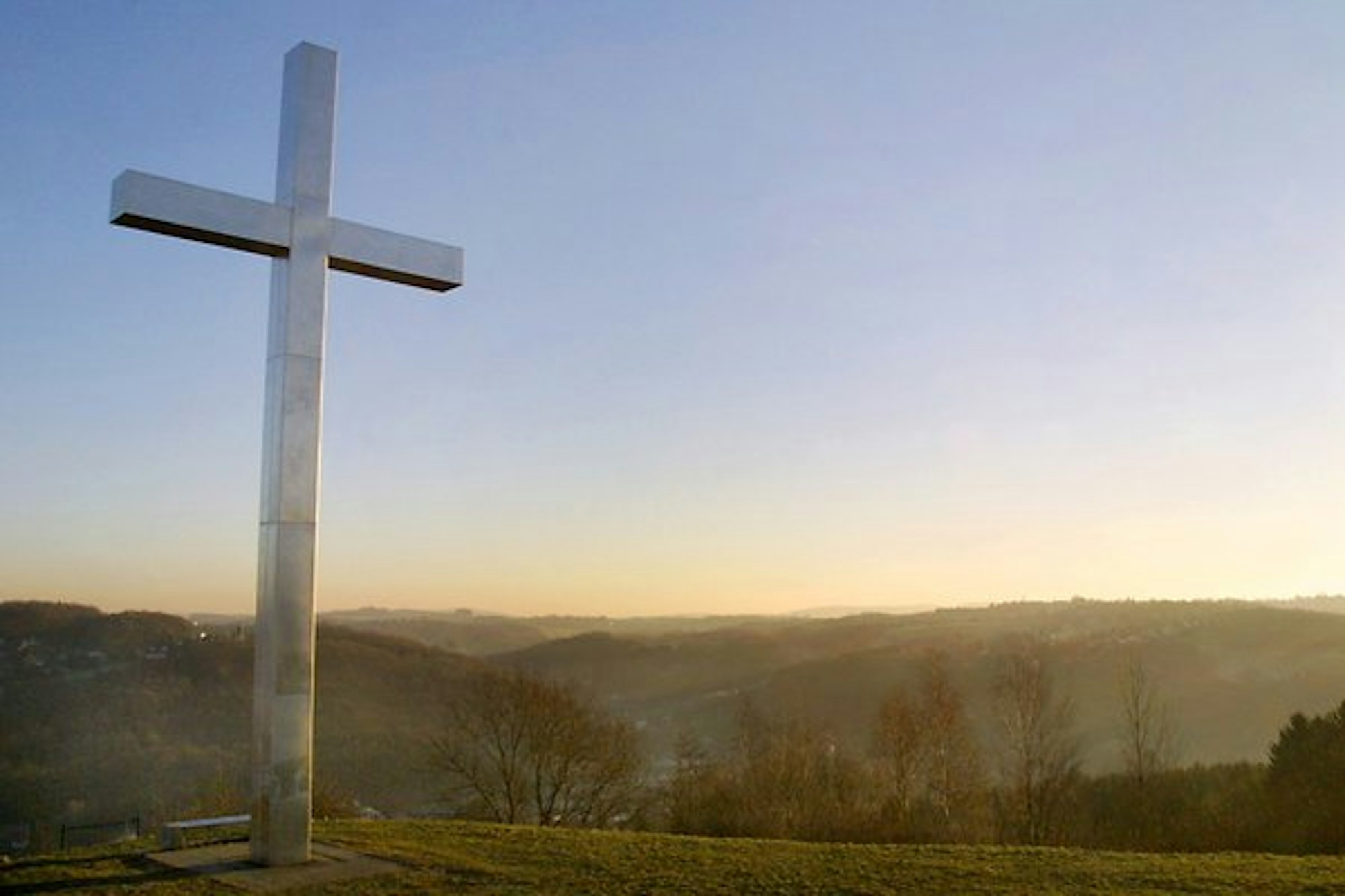 Gipfelkreuz aus Stein im Nebel