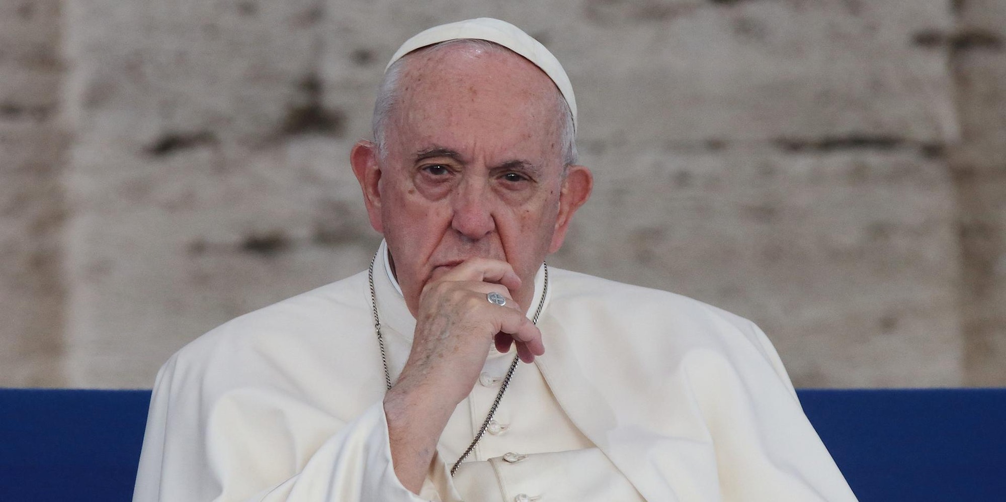 Papst sitzend 261022