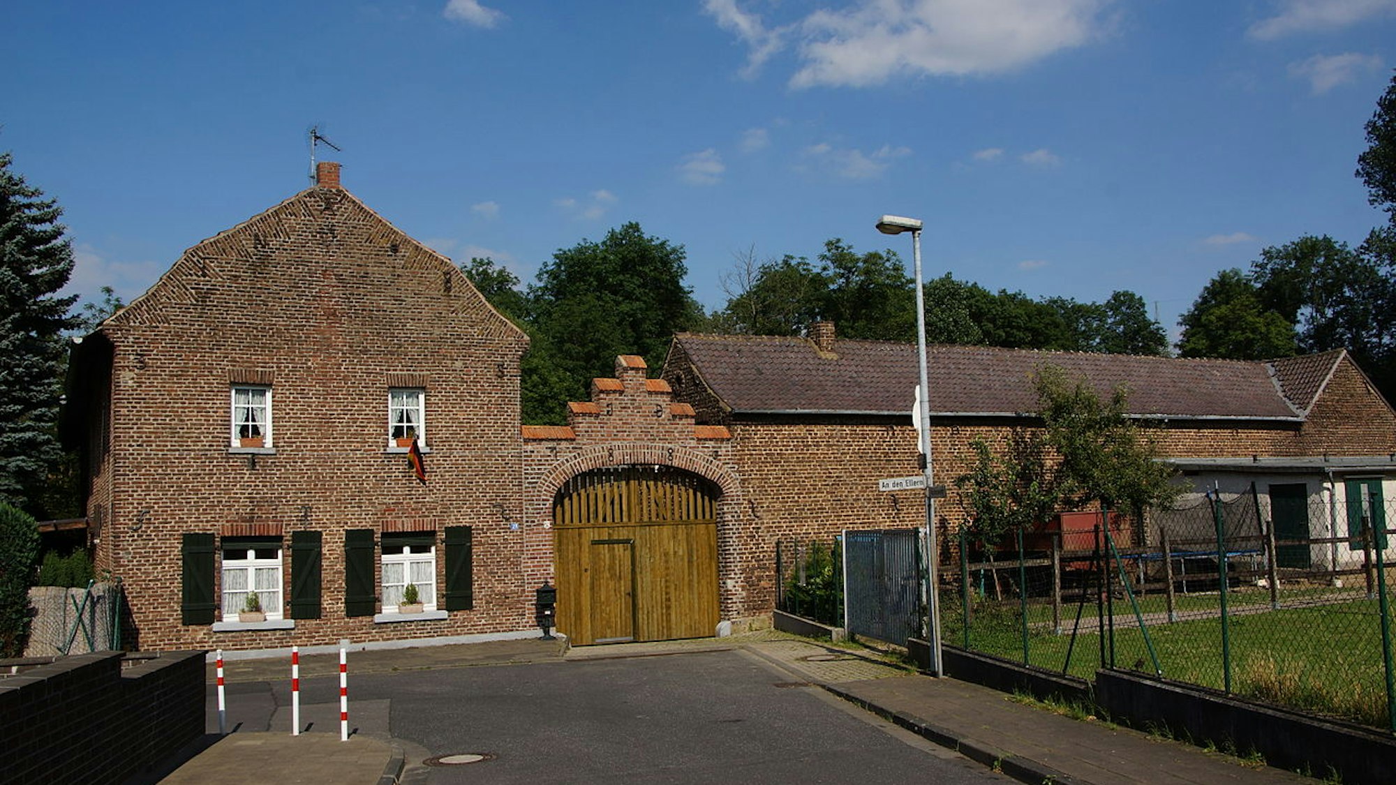 Gebäude aus Backstein mit einem Holztor.