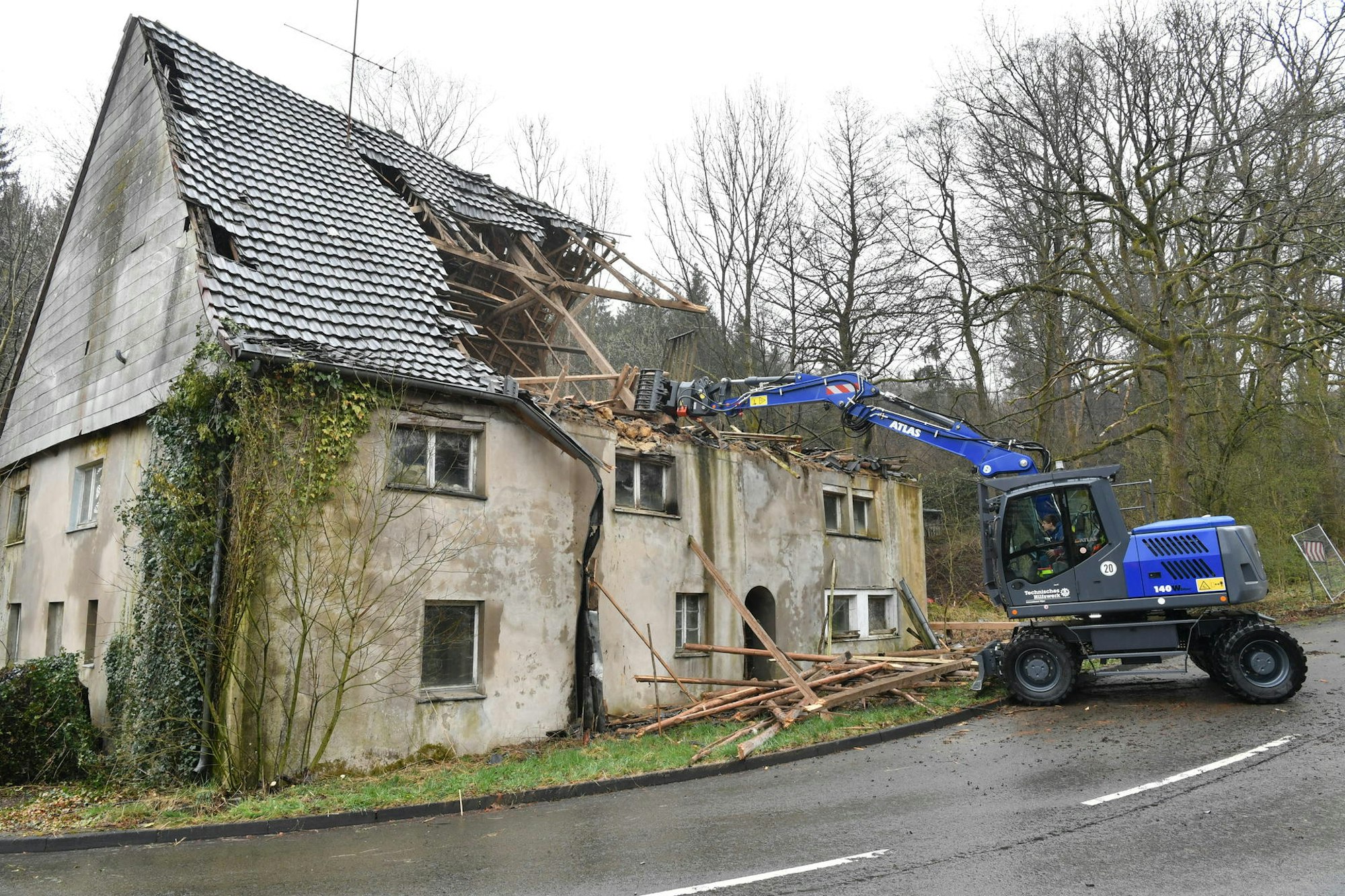 20220331_OWN_Abbruch+haus+schlieper+niederklüppelberg+durch+THW_OWL_7083-