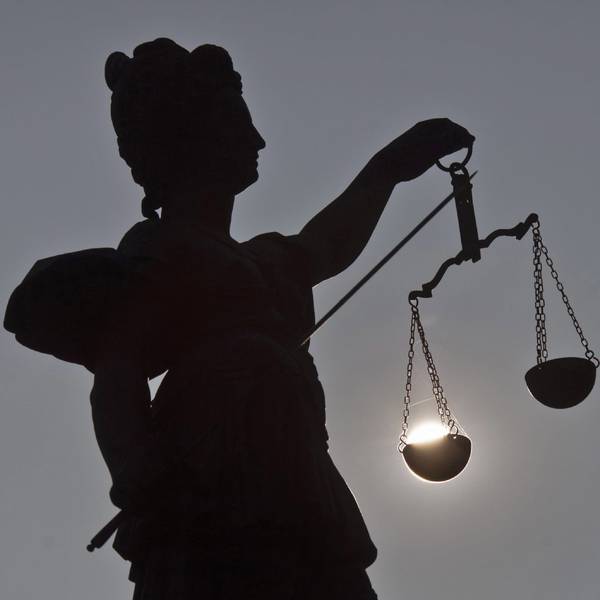 Ein Symbolbild zeigt die Justizia mit einer Waage in der Hand.