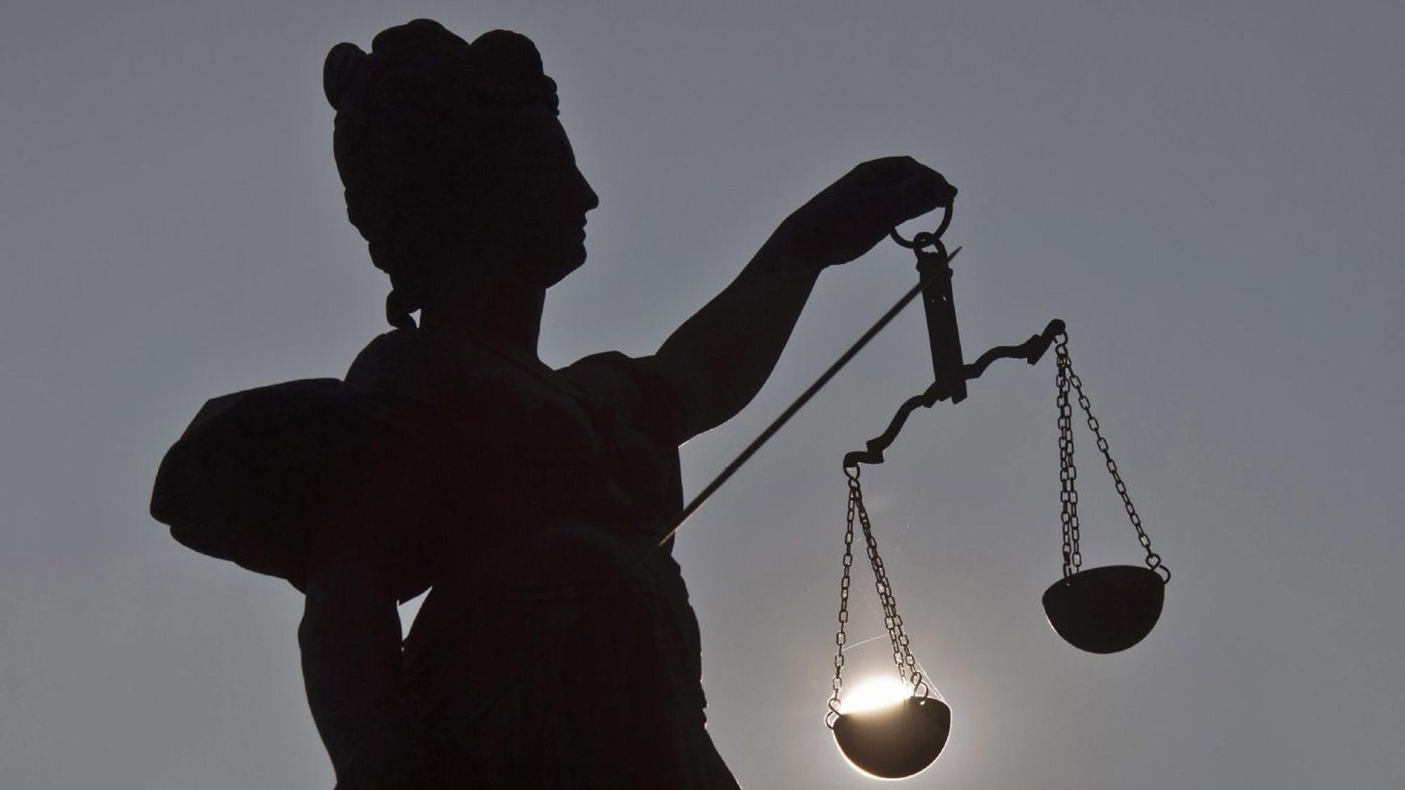 Ein Symbolbild zeigt die Justizia mit einer Waage in der Hand.