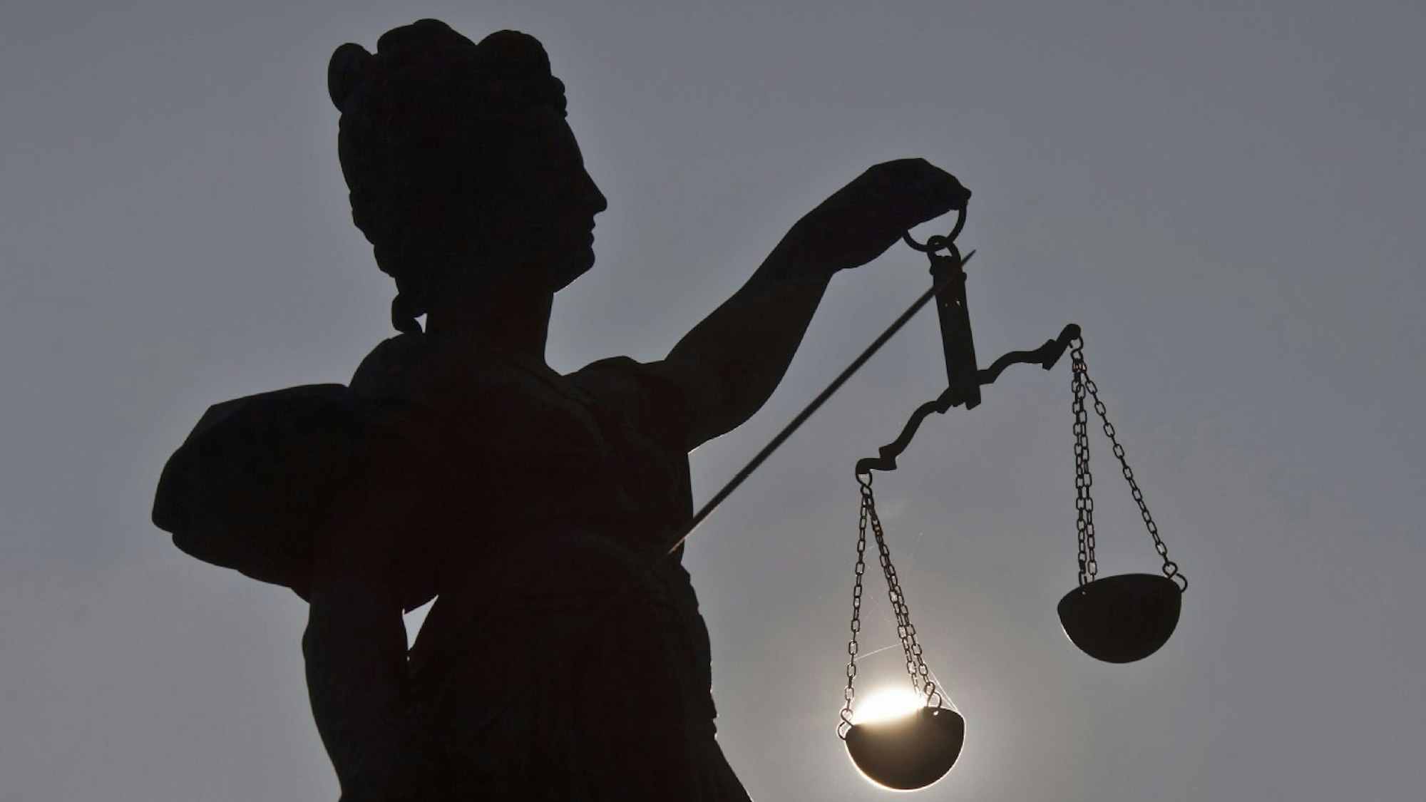 Ein Symbolbild zeigt die Justizia mit einer Waage in der Hand.