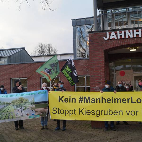 Manheimer Bucht Kerpen Proteste vor Jahnhalle