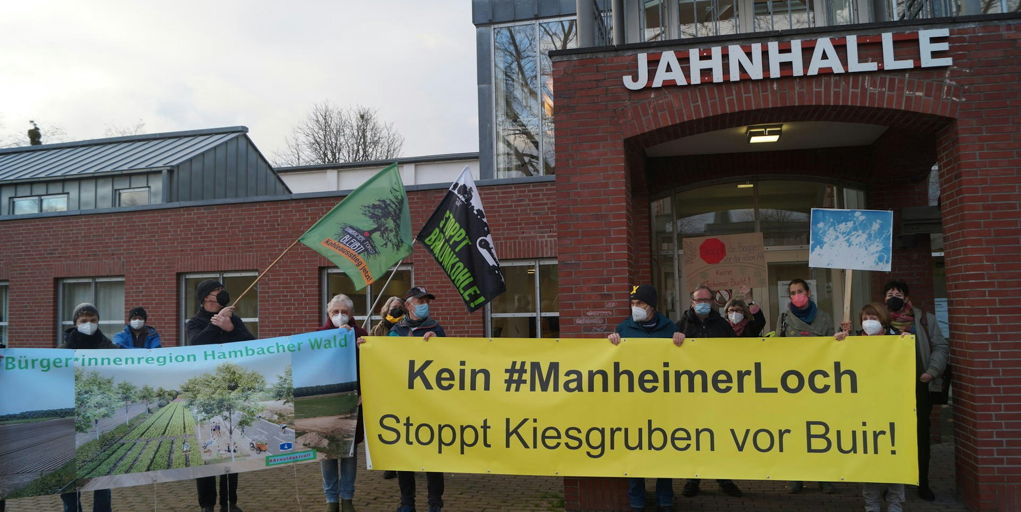 Manheimer Bucht Kerpen Proteste vor Jahnhalle