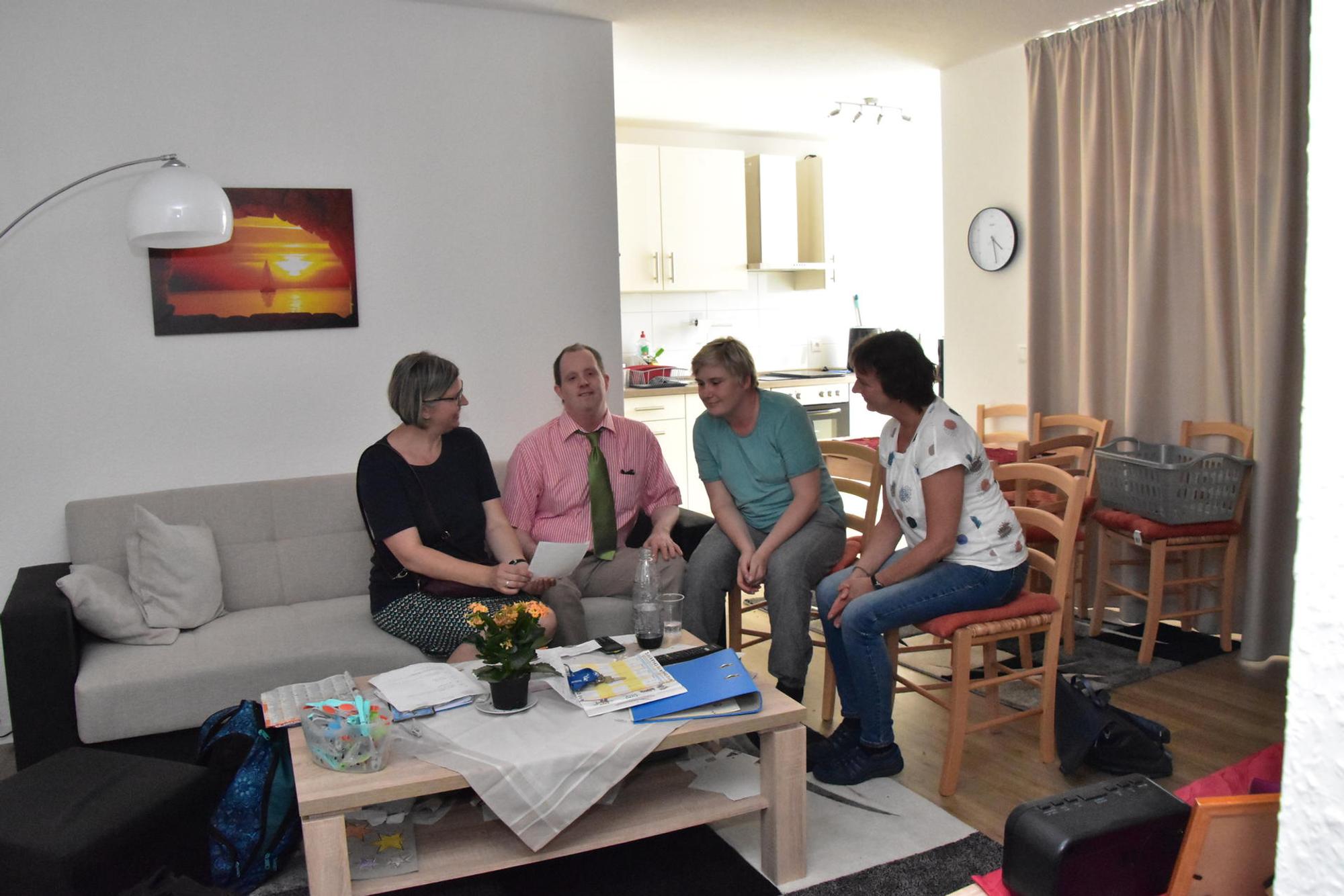 Sven Klinkhammer mit (v.l.) Tanja Cakir-Dittrich, Anja Sauer und Petra Heuser