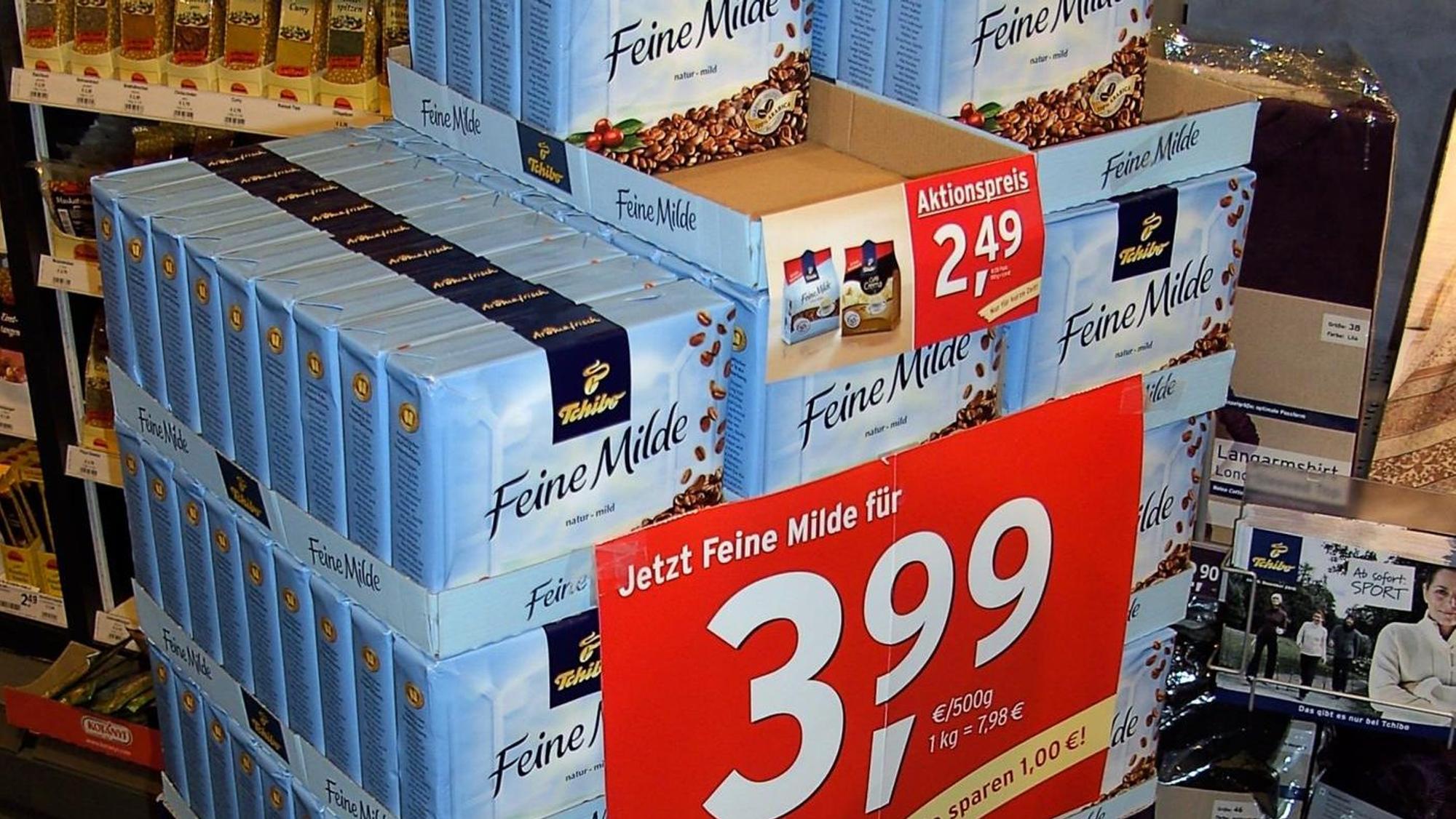 gestapelte Kaffeepackungen mit Rabatt-Schild
