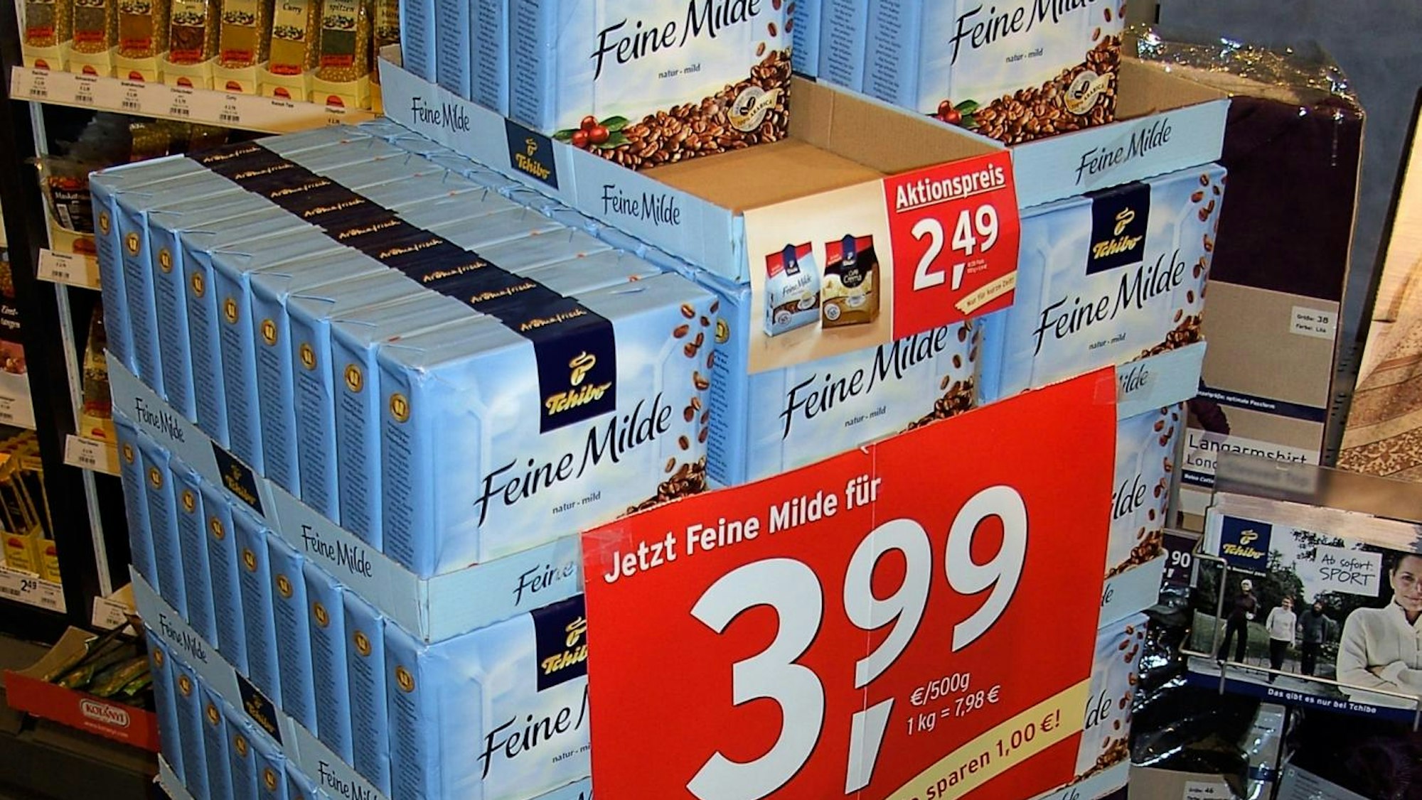 gestapelte Kaffeepackungen mit Rabatt-Schild