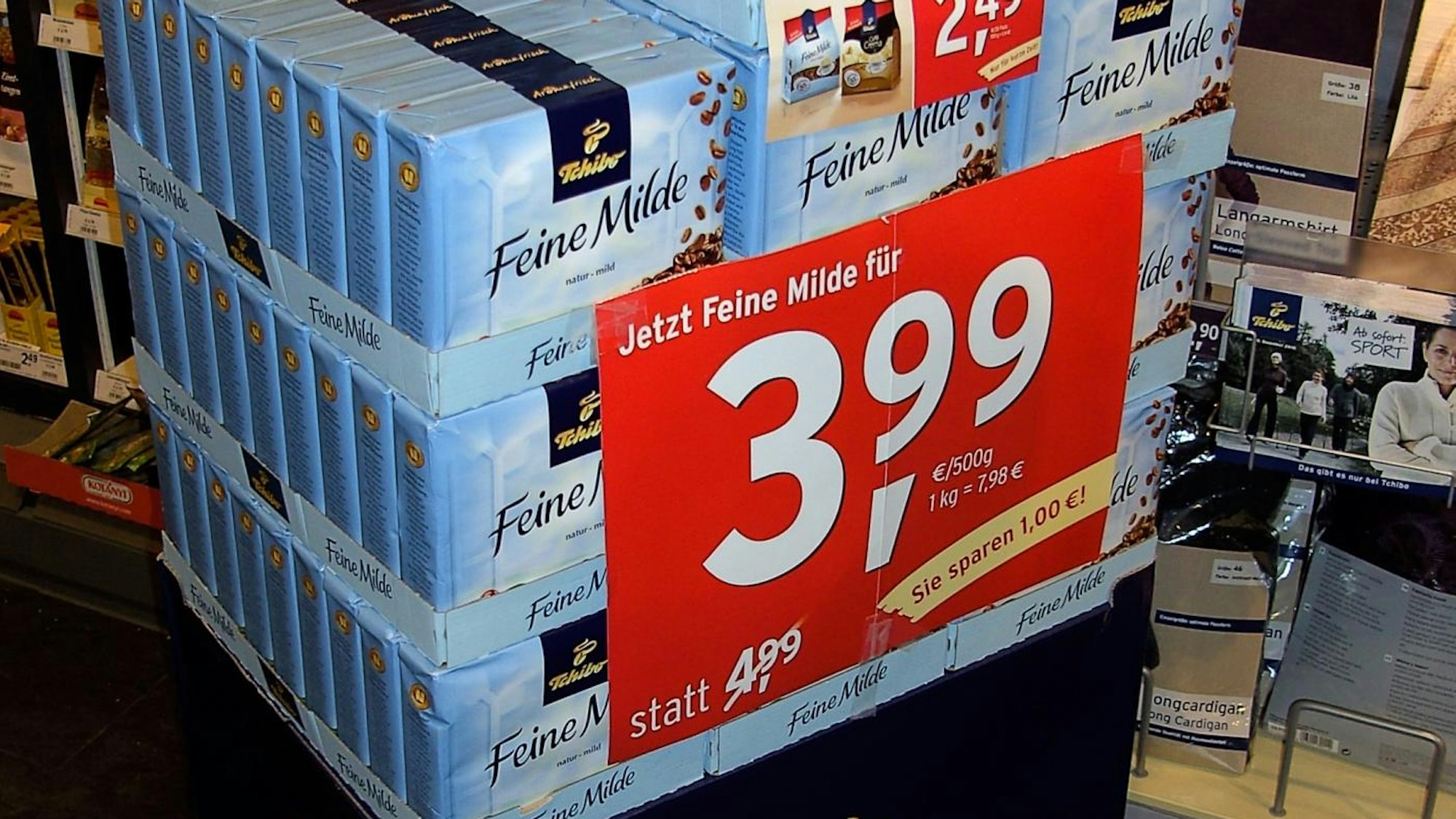 gestapelte Kaffeepackungen mit Rabatt-Schild