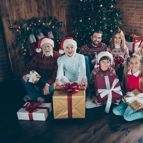 Glückliche Familie unter dem Tannenbaum