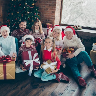 Glückliche Familie unter dem Tannenbaum