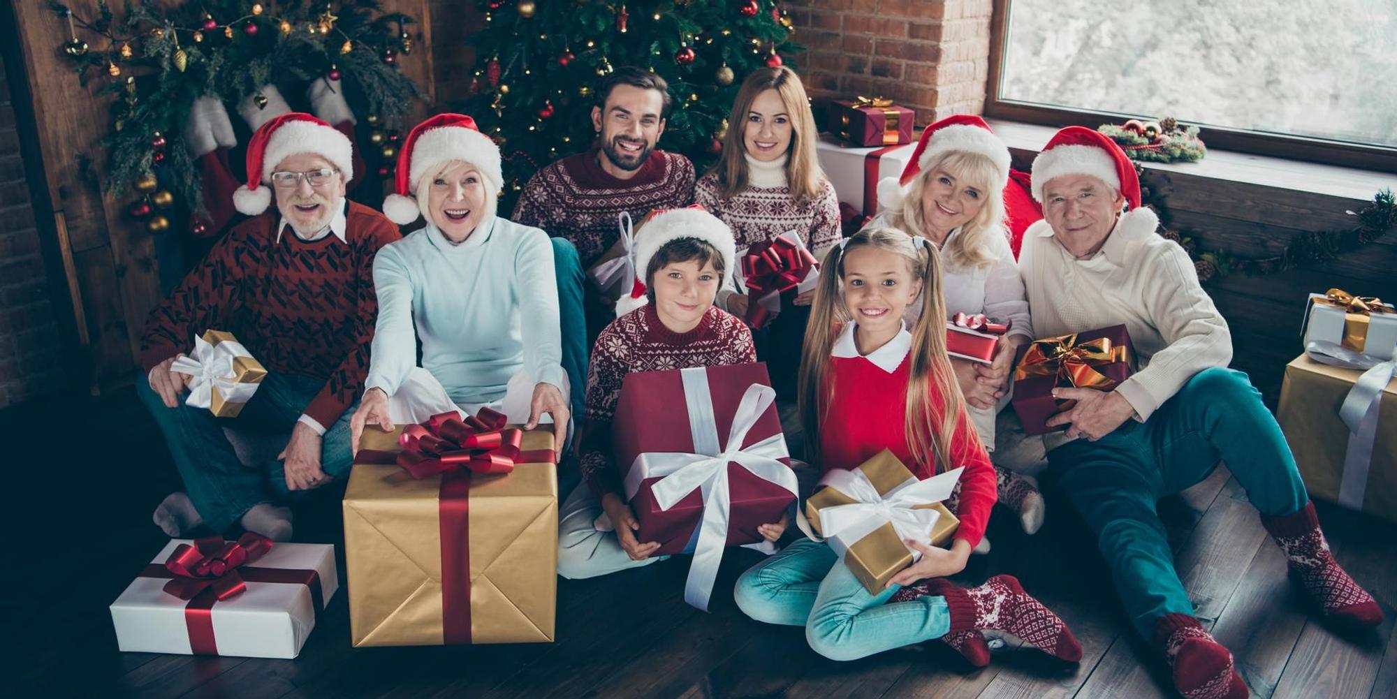 Glückliche Familie unter dem Tannenbaum