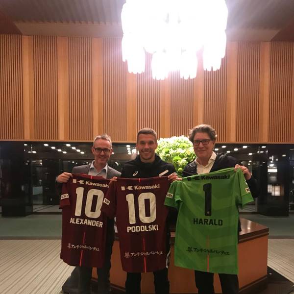 Poldi und FC in Japan