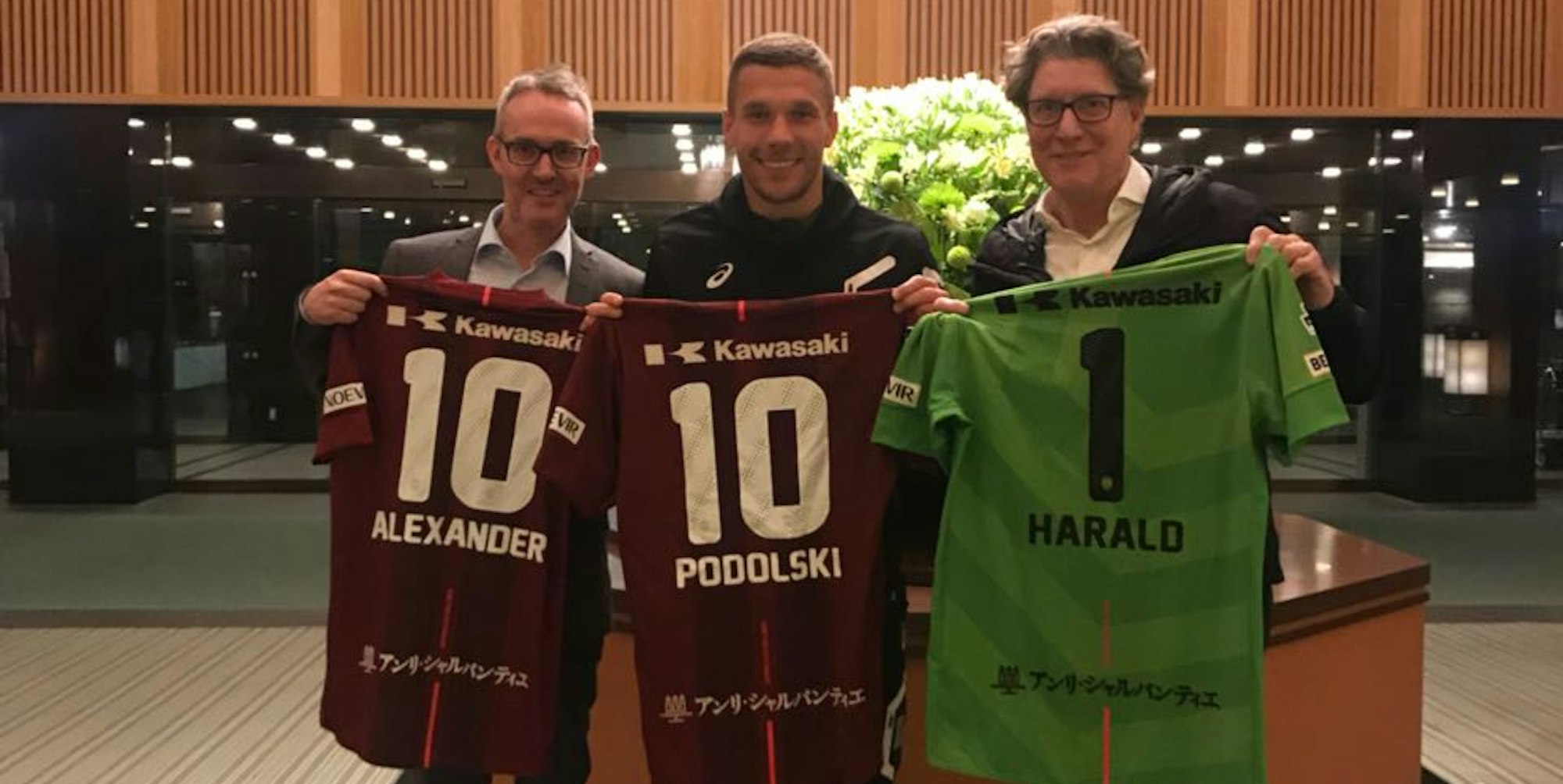 Poldi und FC in Japan