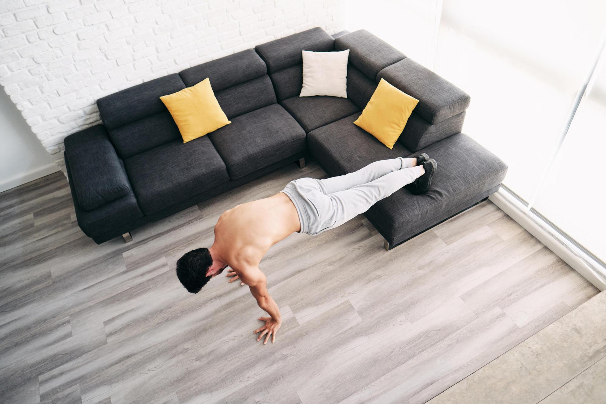 sofa liegestütze