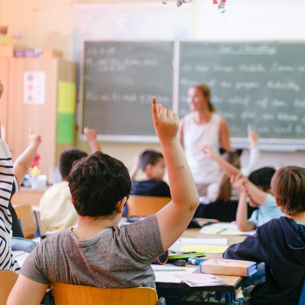 Schüler melden sich im Unterricht.
