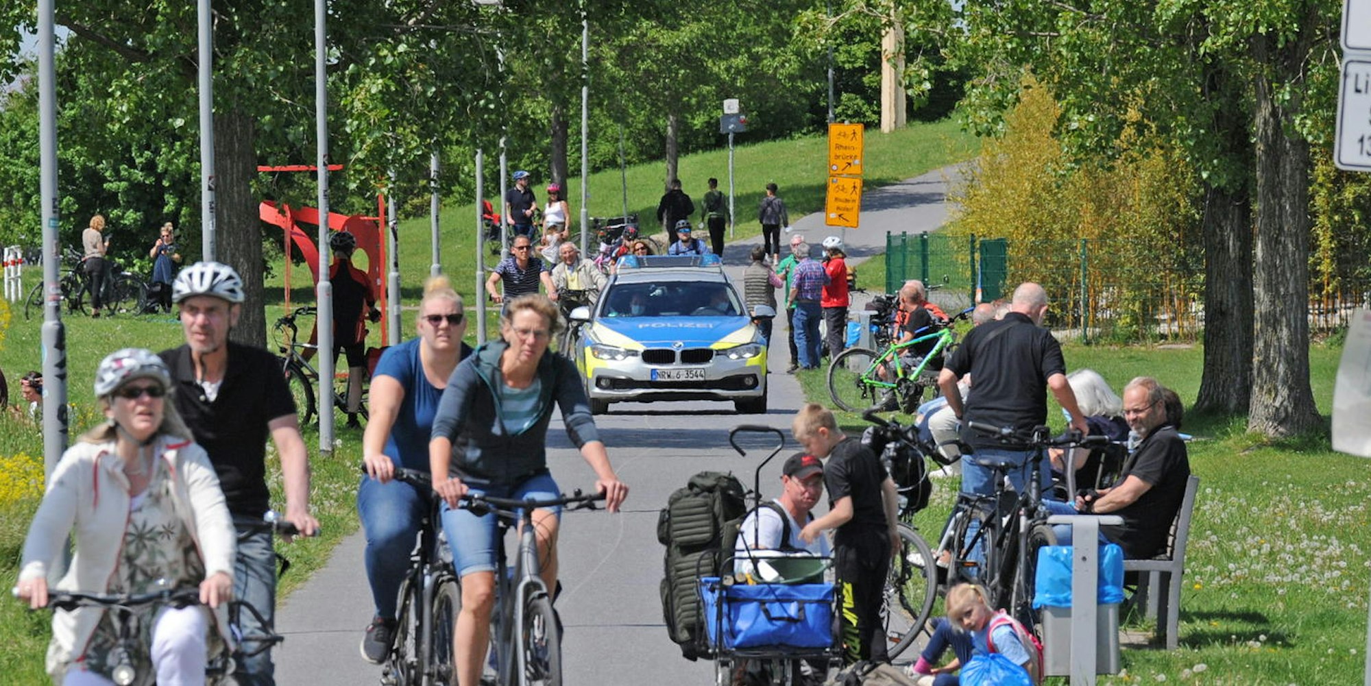 Polizei in Leverkusen Rheinufer