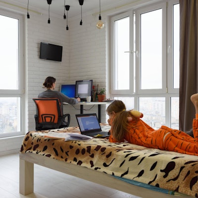 Mutter Tochter zuhause Imago