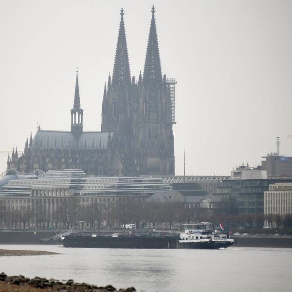 Niedrigwasser Rhein Köln Binnenschiff