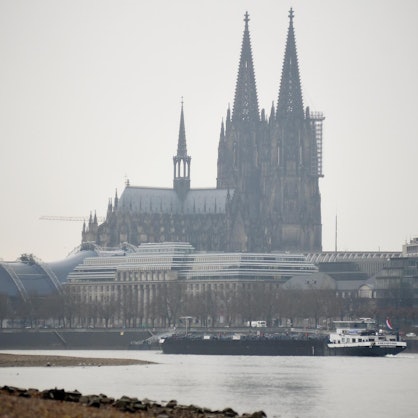 Niedrigwasser Rhein Köln Binnenschiff