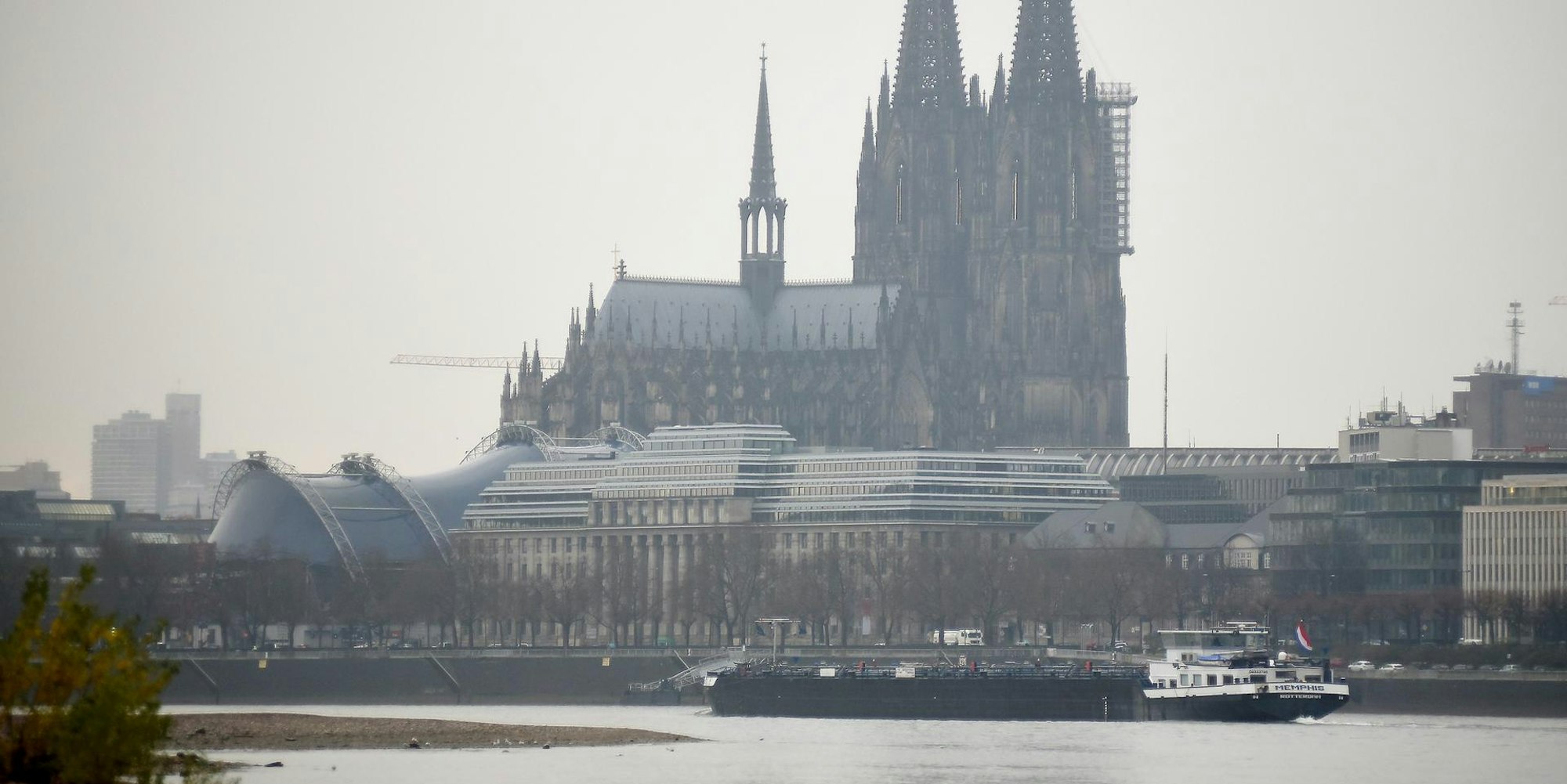 Niedrigwasser Rhein Köln Binnenschiff