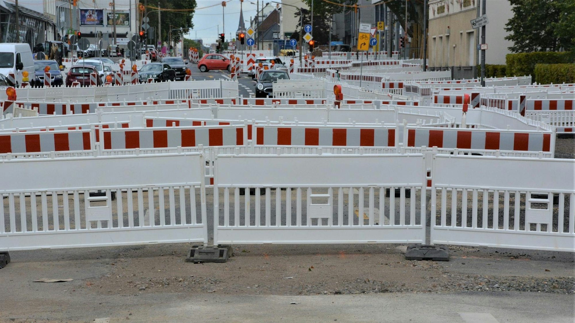 Absperrbaken auf der Bonner Straße in Bayenthal.