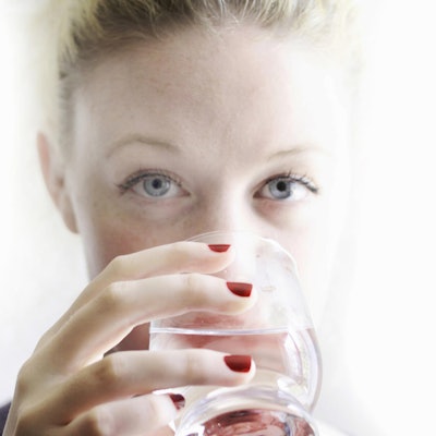 Getty Images Frau trinkt aus Wasserglas