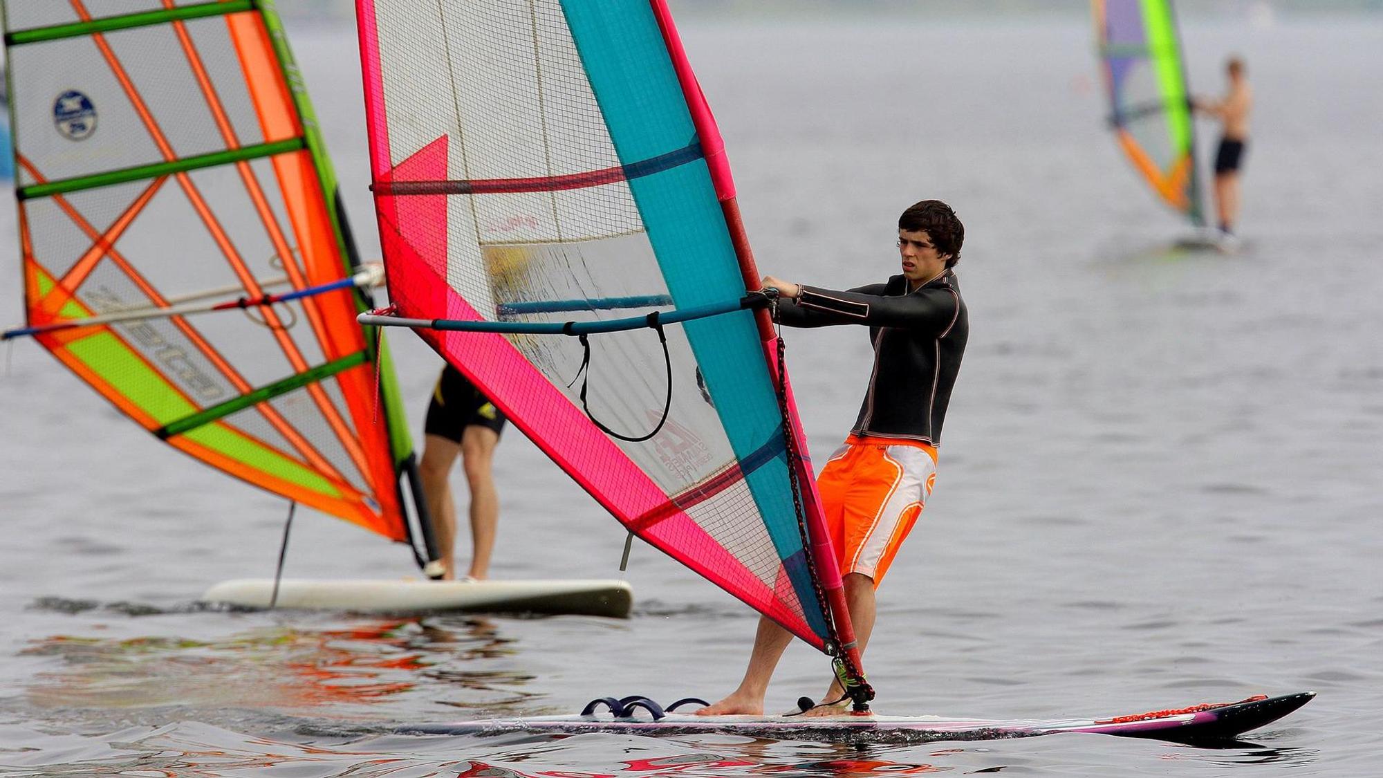 Windsurfen kann man gut auf Seen lernen.