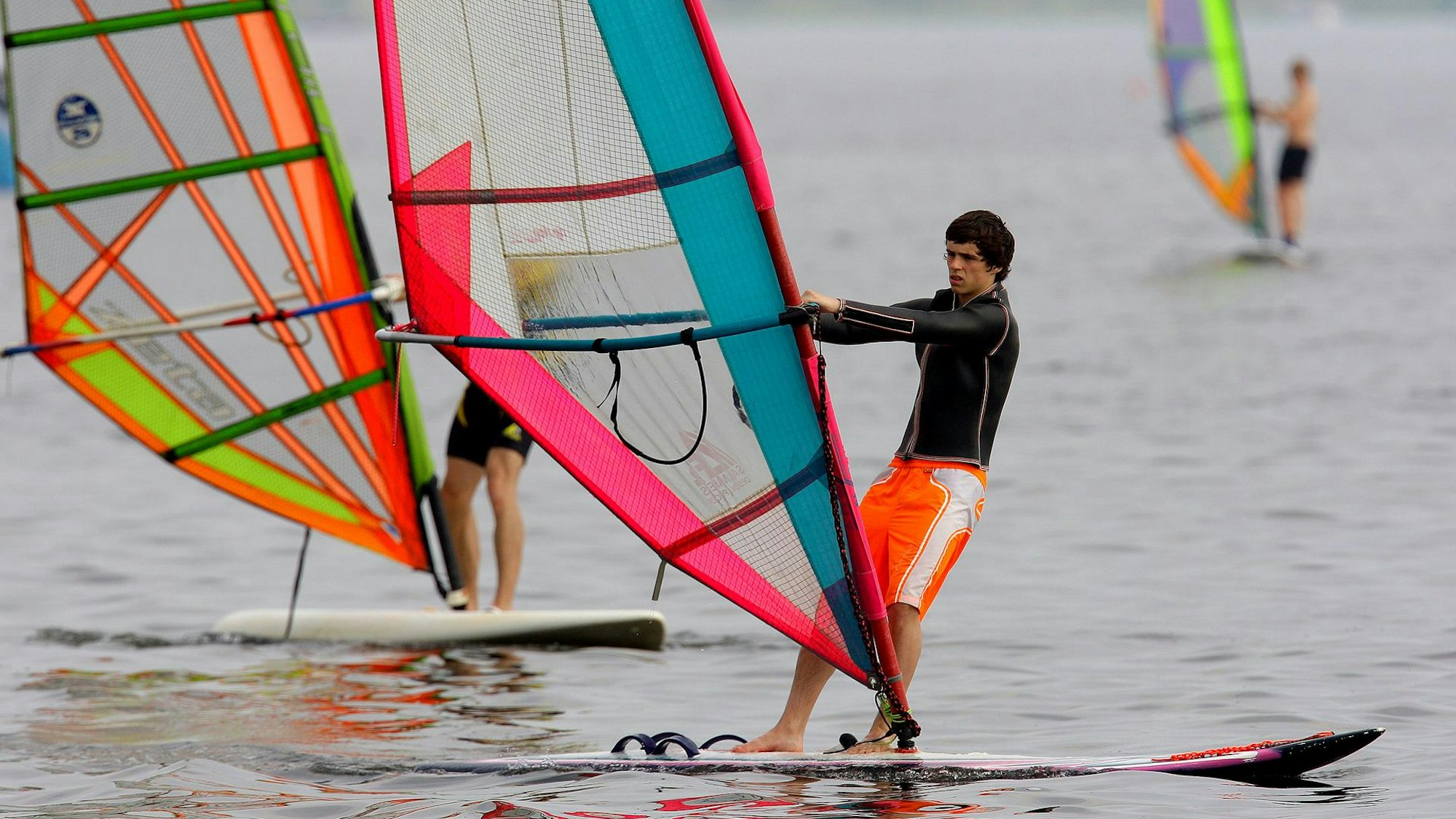 Windsurfen kann man gut auf Seen lernen.