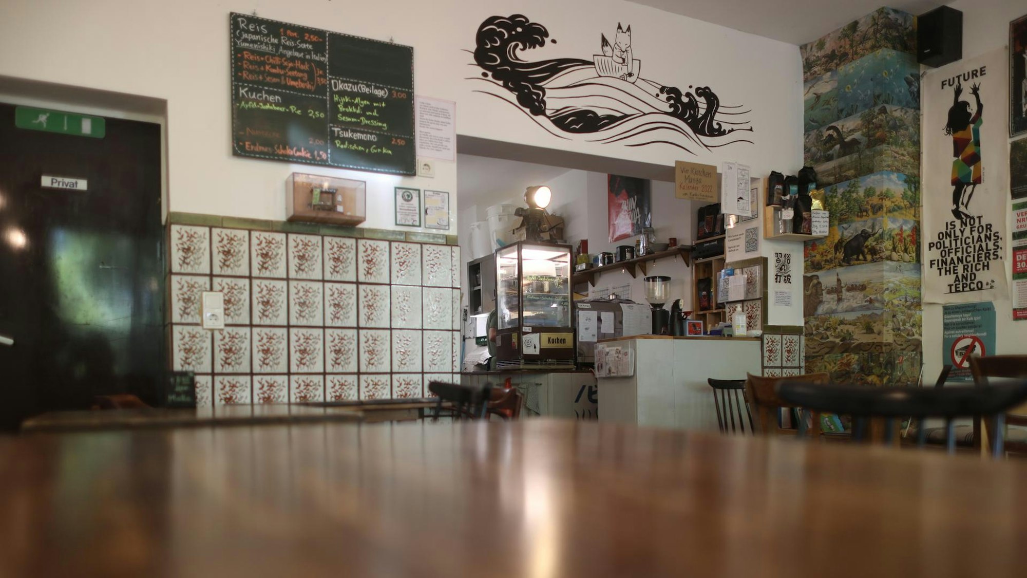 Innenraum eines Restaurants mit Bemalungen und Plakaten an den Wänden