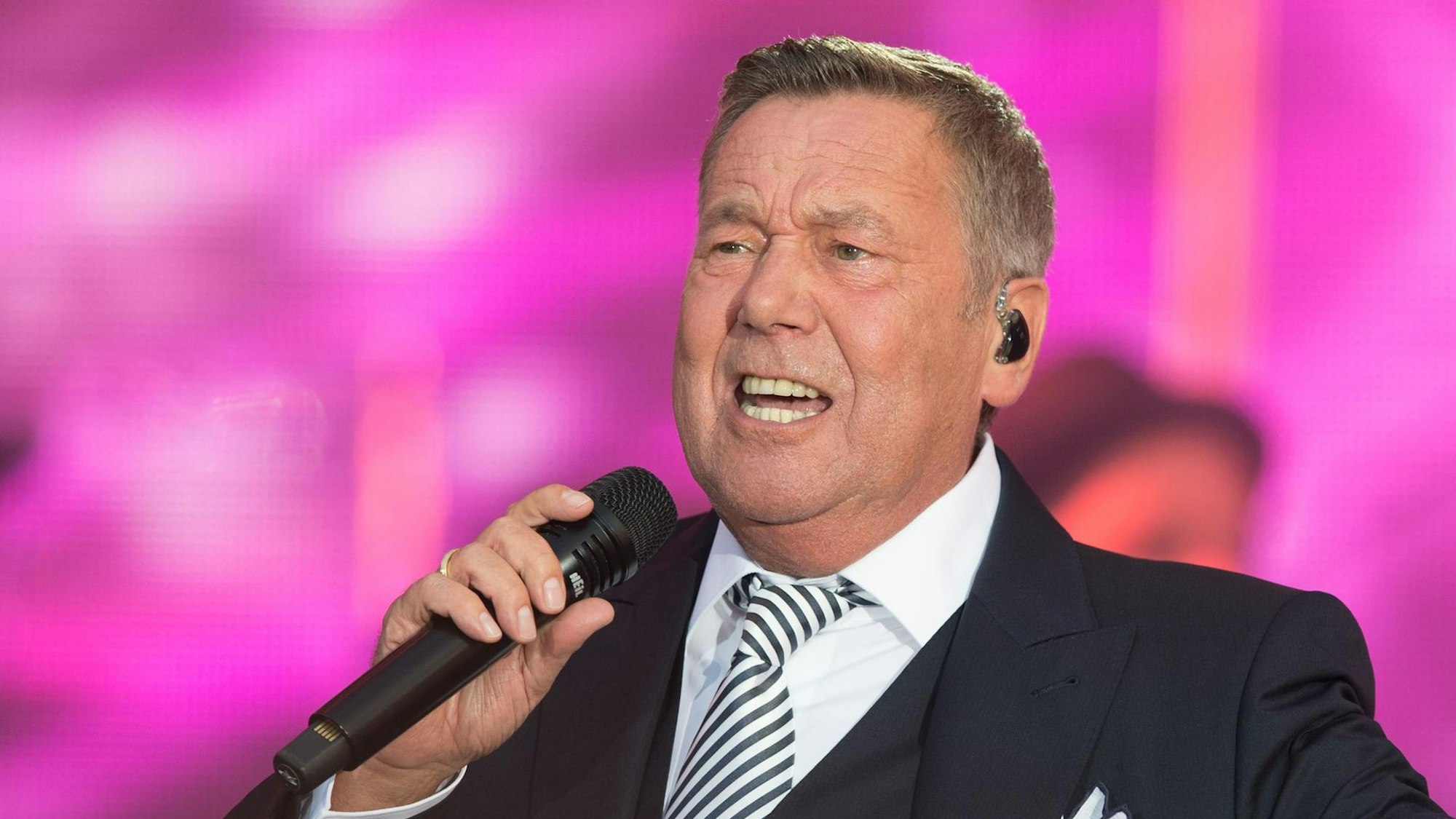 Roland Kaiser mit Mikrofon.