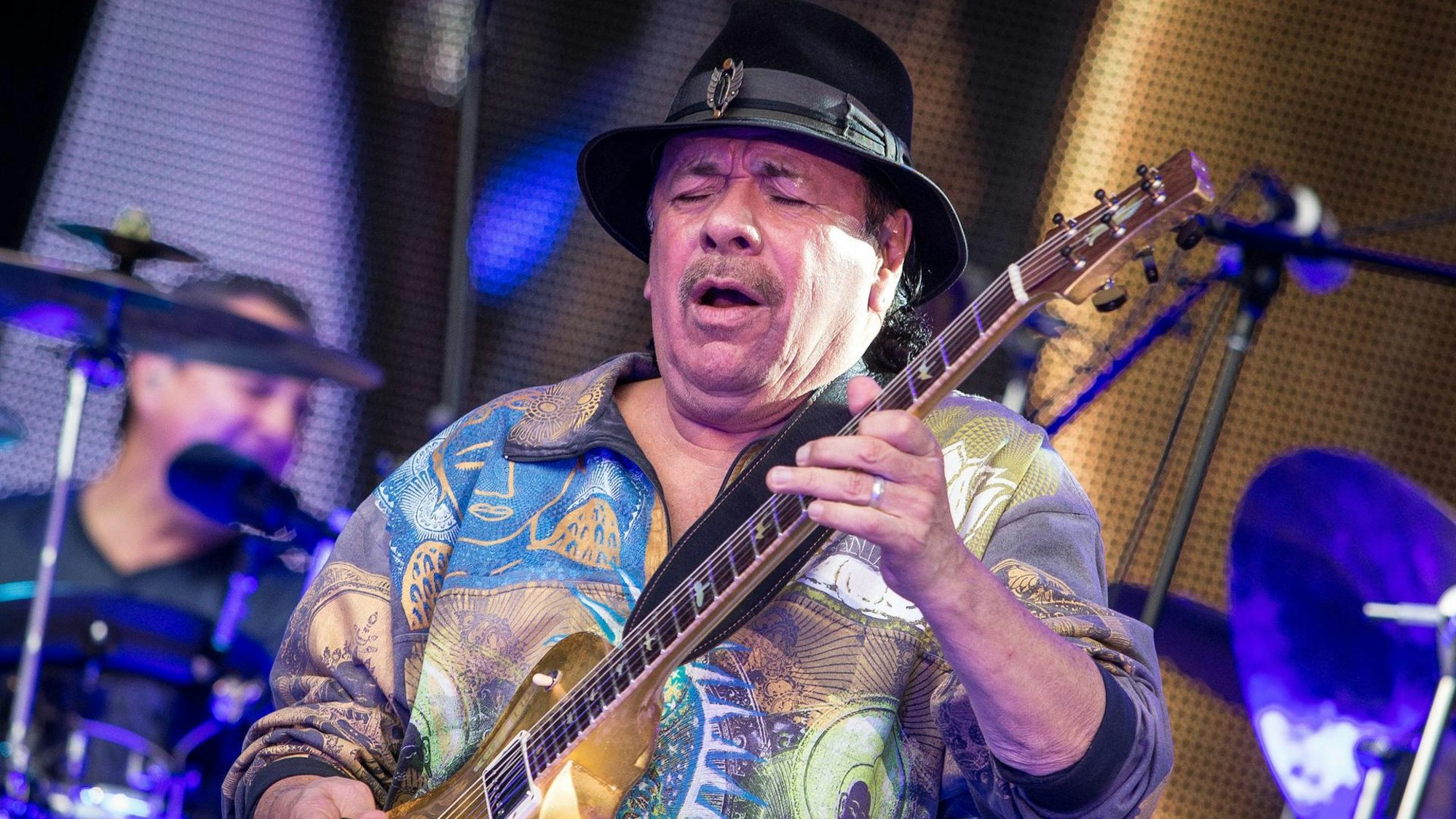 Carlos Santana auf der Bühne.