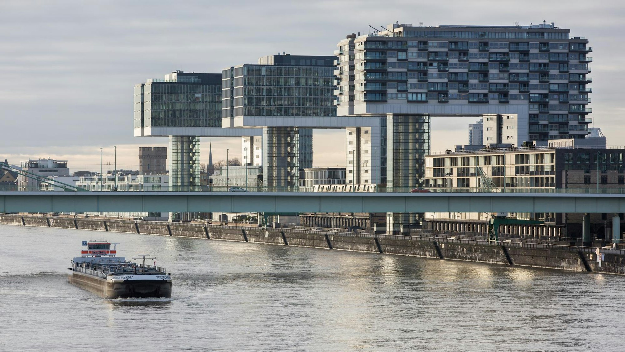 Kranhäuser am Rhein in Köln.