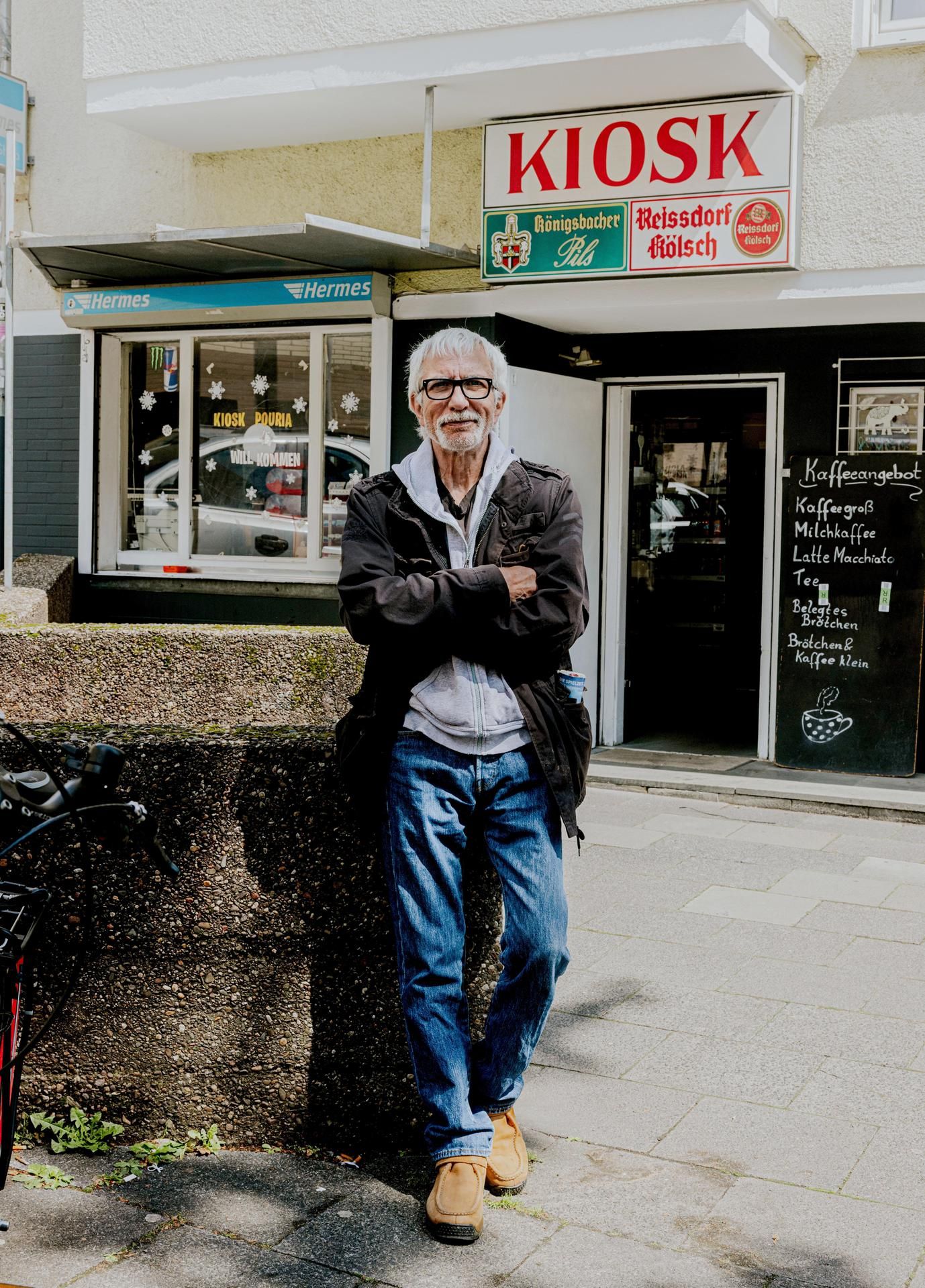 Ralf Richter posiert vor einem Kiosk.