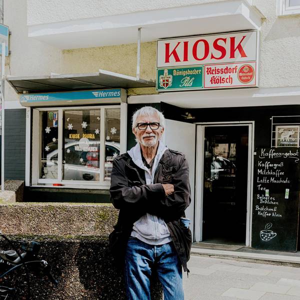 Ralf Richter posiert vor einem Kiosk.