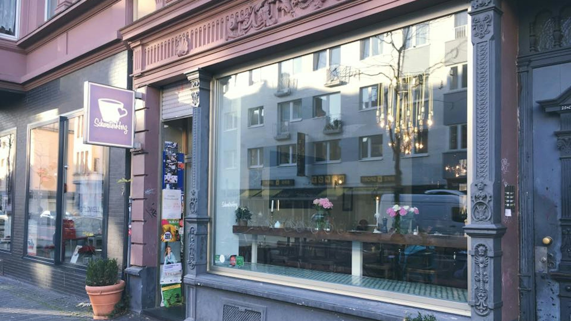 Das charmante Café Schwesterherz auf der Venloer Straße in Köln von außen
