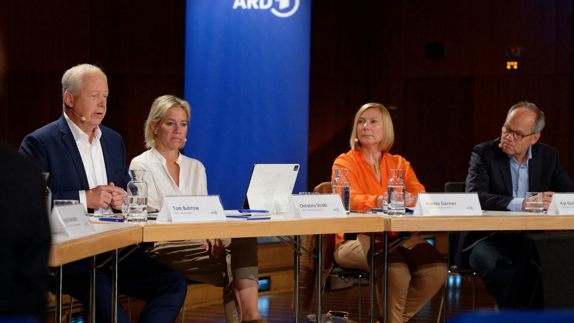 WDR-Chef Tom Buhrow in einer Diskussionsrunde