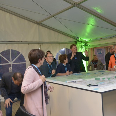 Dr. Reimar Molitor steht an einem Tisch und erklärt seine Pläne.